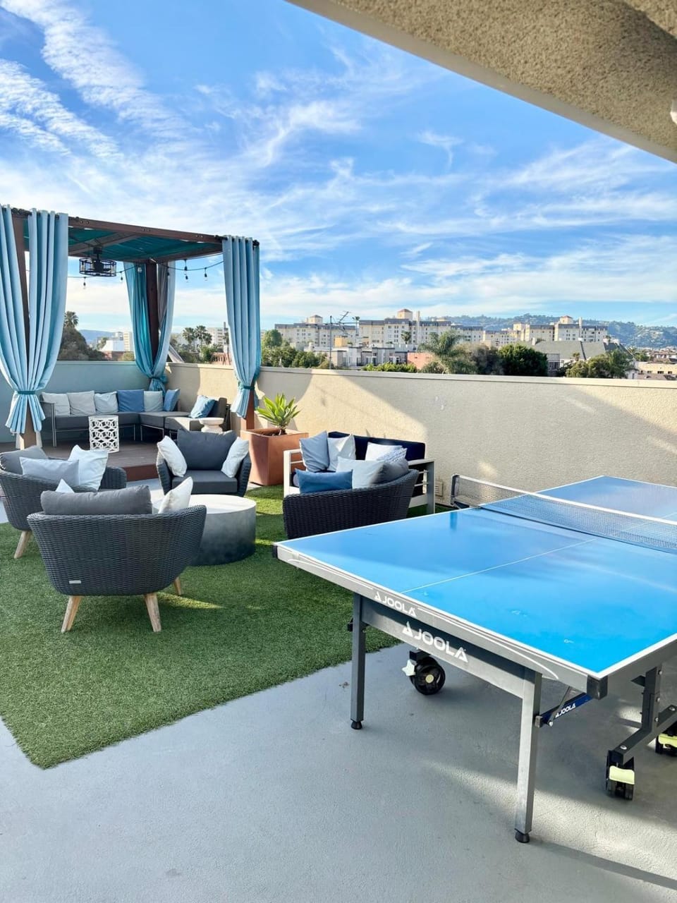 Spacious 2Beds 2Baths Unit with Balcony-Roof Top View-LACMA Apartment in San Fernando Valley
