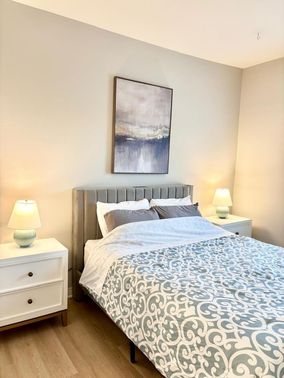 Spacious 2Beds 2Baths Unit with Balcony-Roof Top View-LACMA Apartment in San Fernando Valley