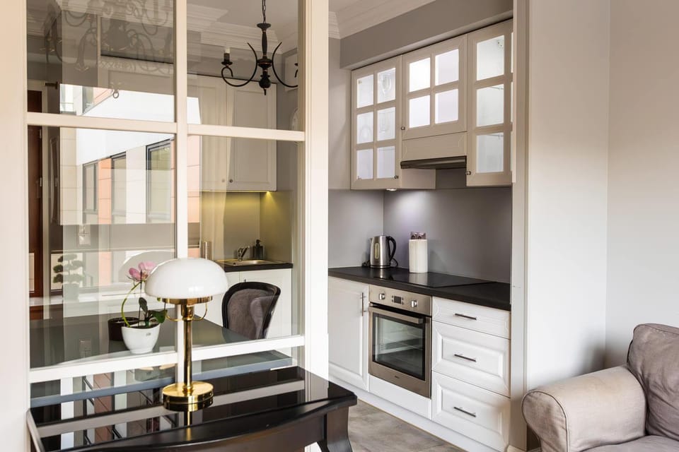 Kitchen or kitchenette, Dining area, stove