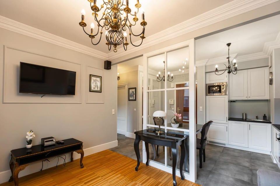 TV and multimedia, Kitchen or kitchenette, Living room, Seating area, Dining area