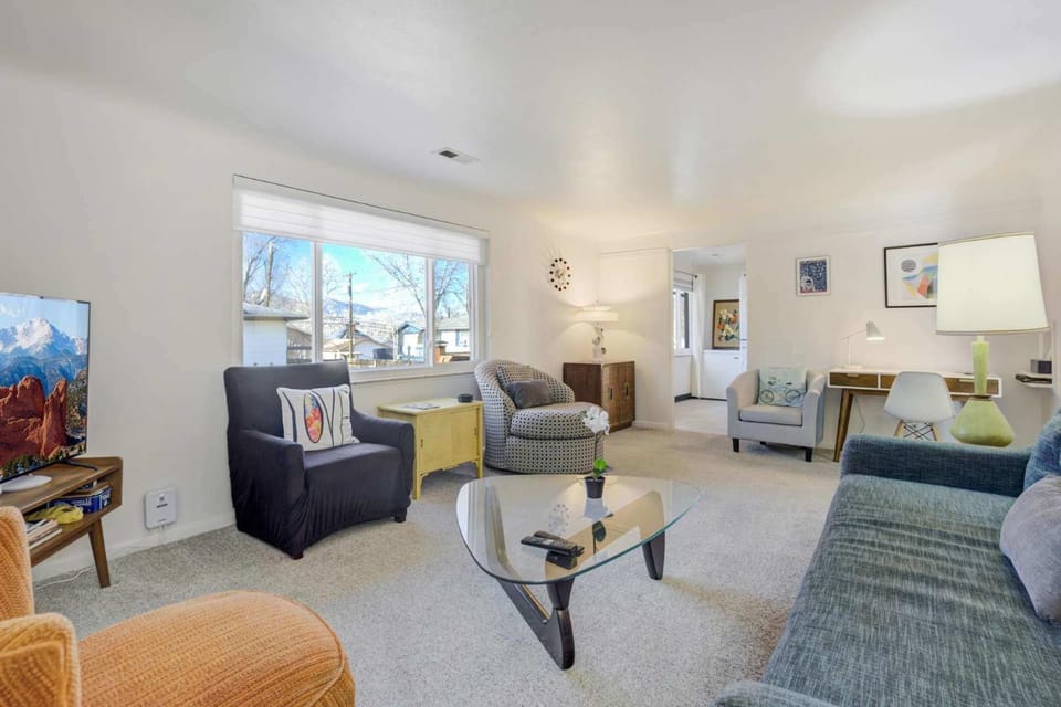 Old Broadmoor Condo Private Deck Washer Dryer Unit Apartment in Colorado Springs