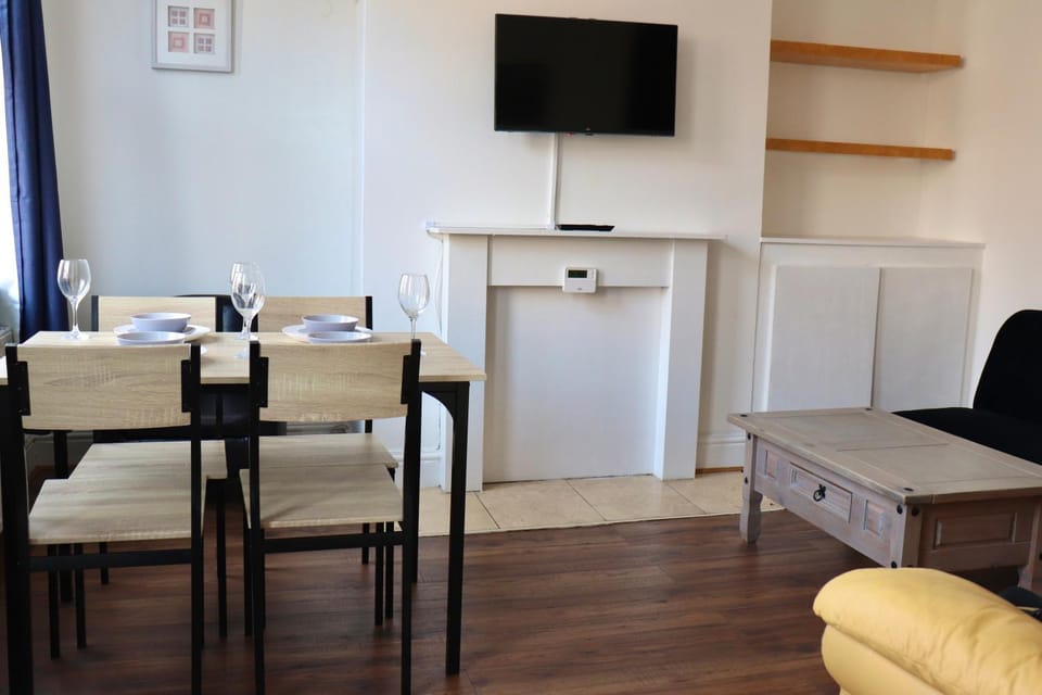Perfect Getaway 2 bedroom house with parking Apartment in Leeds
