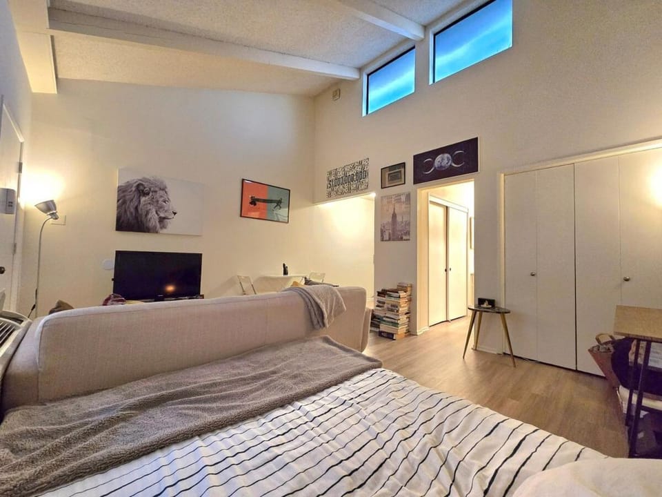 Minutes to Universal - Sunny Artist Loft Studio Apartment in Toluca Lake