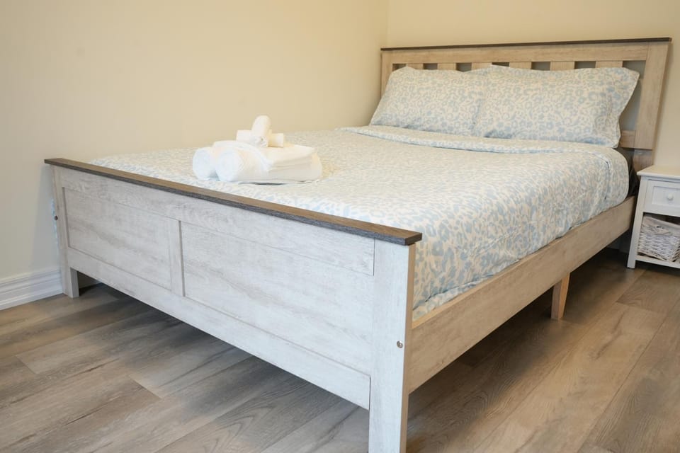 Modern 3BR Bath House Minutes to Niagara Falls Villa in Grimsby