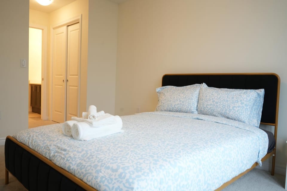 Modern 3BR Bath House Minutes to Niagara Falls Villa in Grimsby