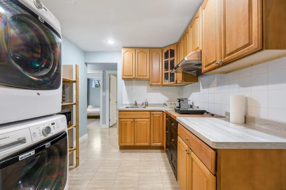 Comfortable Westside Vancouver Stay- Shared House Bed and Breakfast in Vancouver