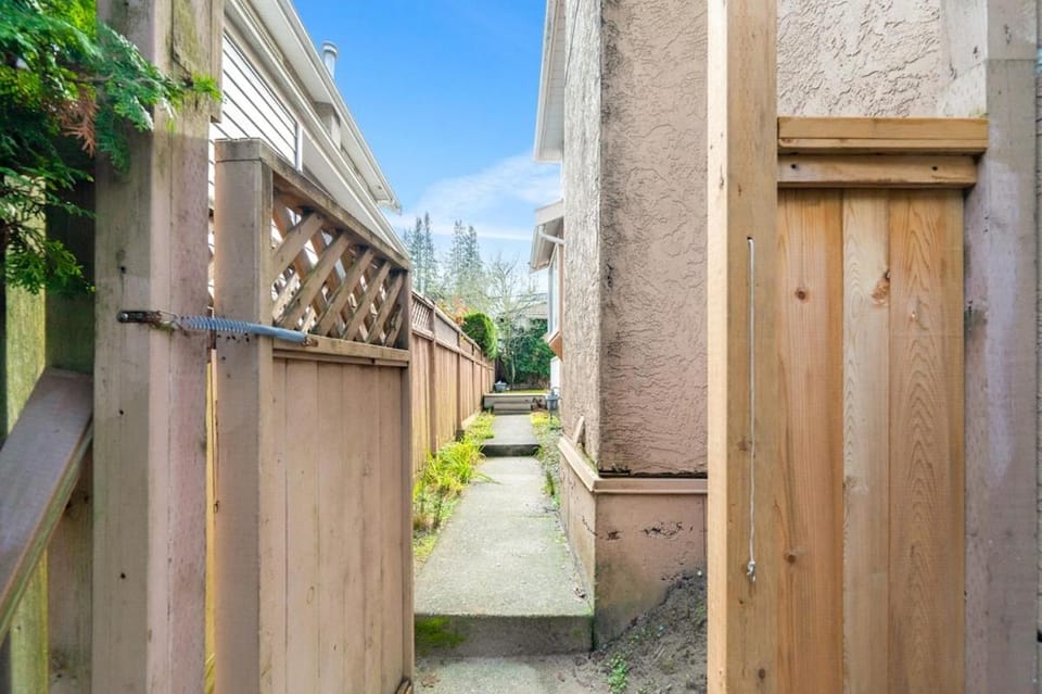 Comfortable Westside Vancouver Stay- Shared House Bed and Breakfast in Vancouver