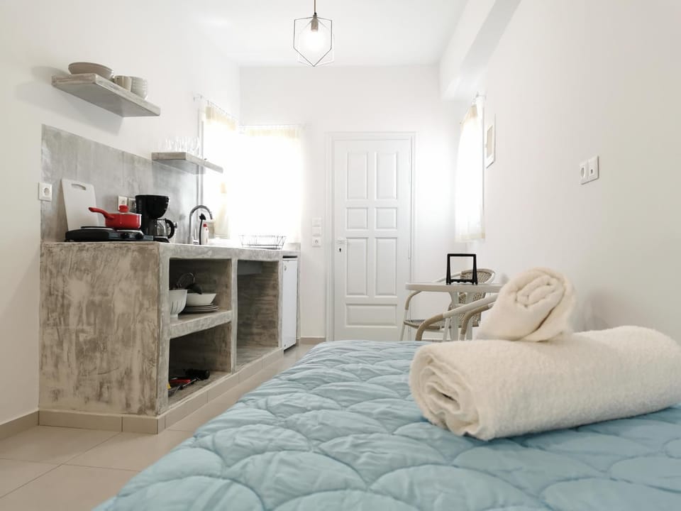 Bed, Kitchen or kitchenette