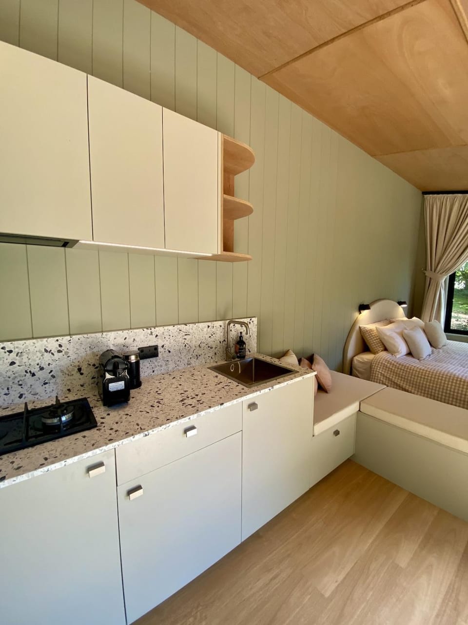 Bed, Kitchen or kitchenette, Seating area, Bedroom