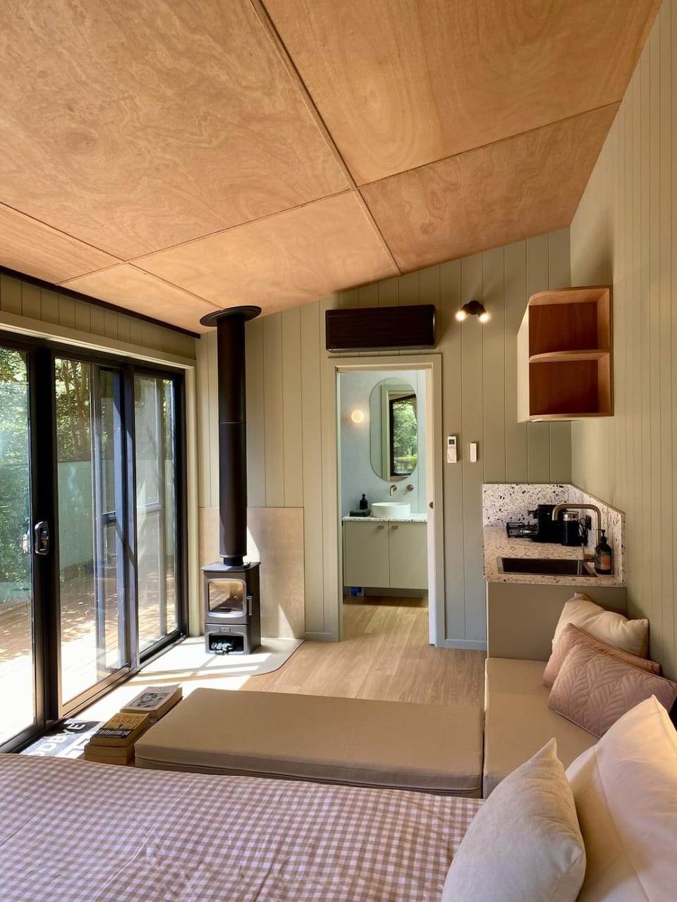 Bed, Kitchen or kitchenette, Seating area, Bedroom, stove
