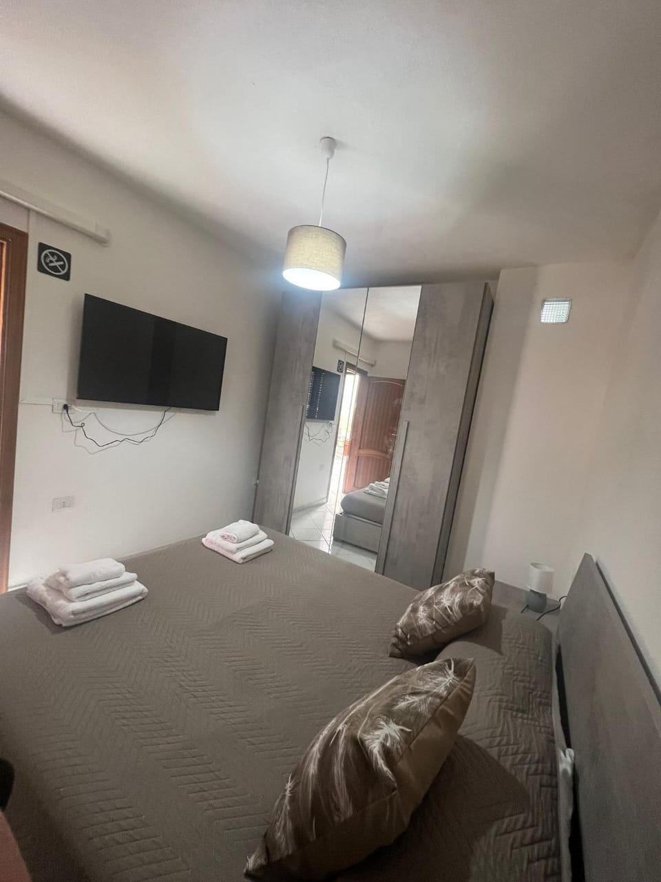 Bed, TV and multimedia, Photo of the whole room, Bedroom, locker, towels