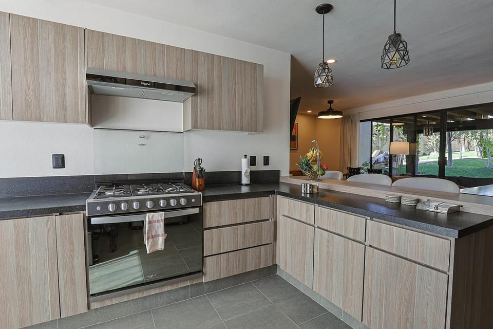 Kitchen or kitchenette, pet friendly, stove