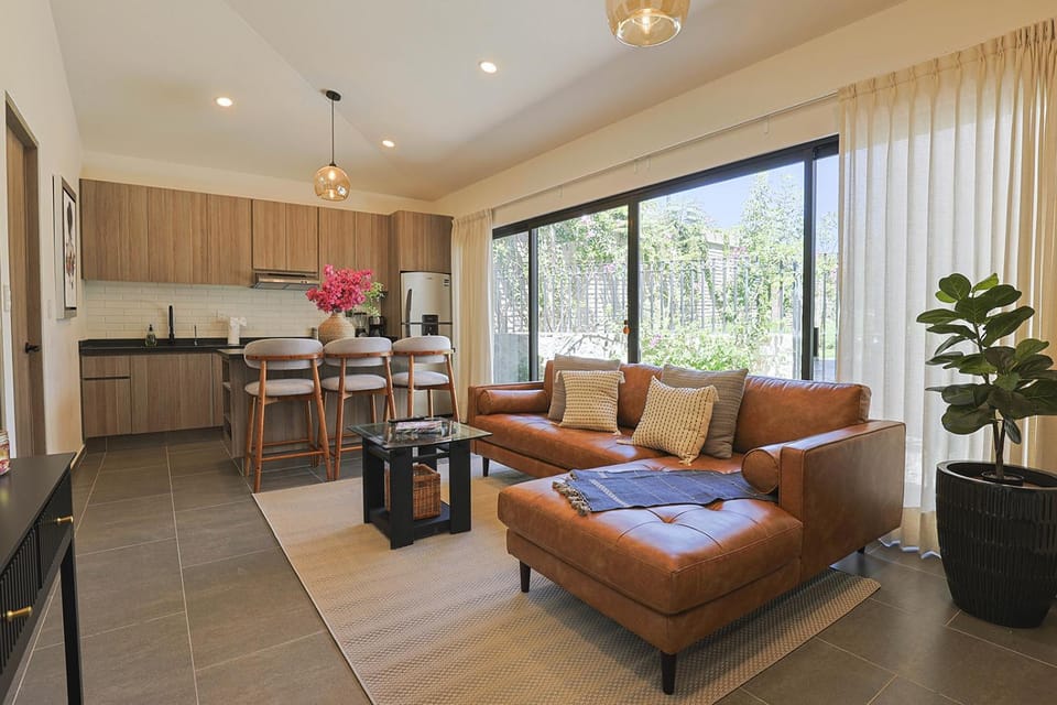 Kitchen or kitchenette, Living room, Seating area, Dining area, pet friendly, stove