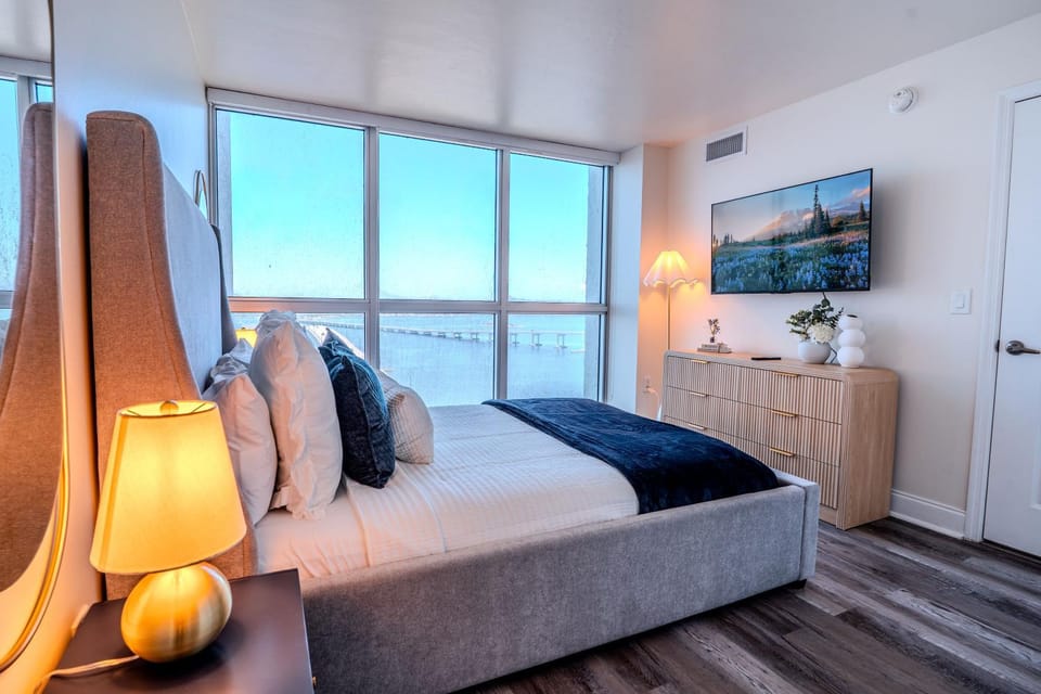 Bed, TV and multimedia, Photo of the whole room, Bedroom