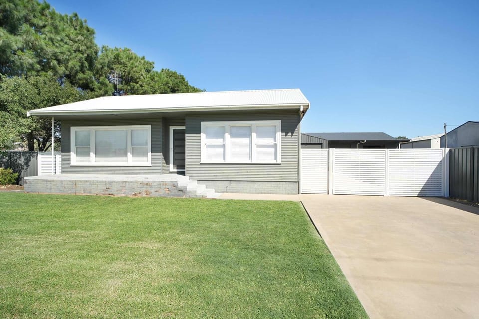 Regal House - Modern Family Retreat Pets Allowed House in Dubbo