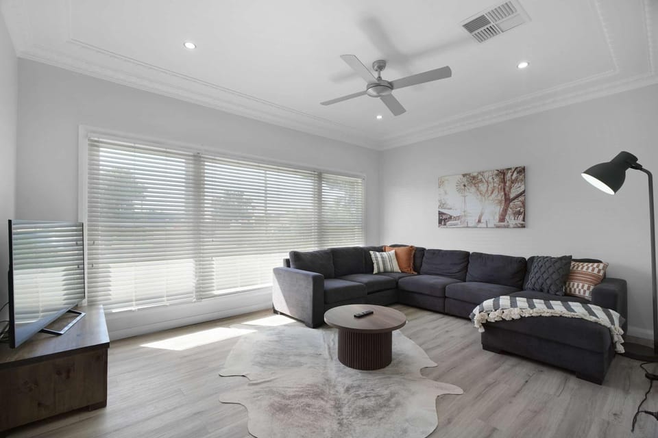 Regal House - Modern Family Retreat Pets Allowed House in Dubbo