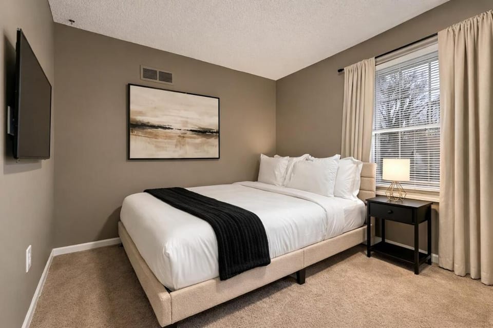 Beautiful Gardner Home Sleeps 10 Game Room Central location House in Olathe