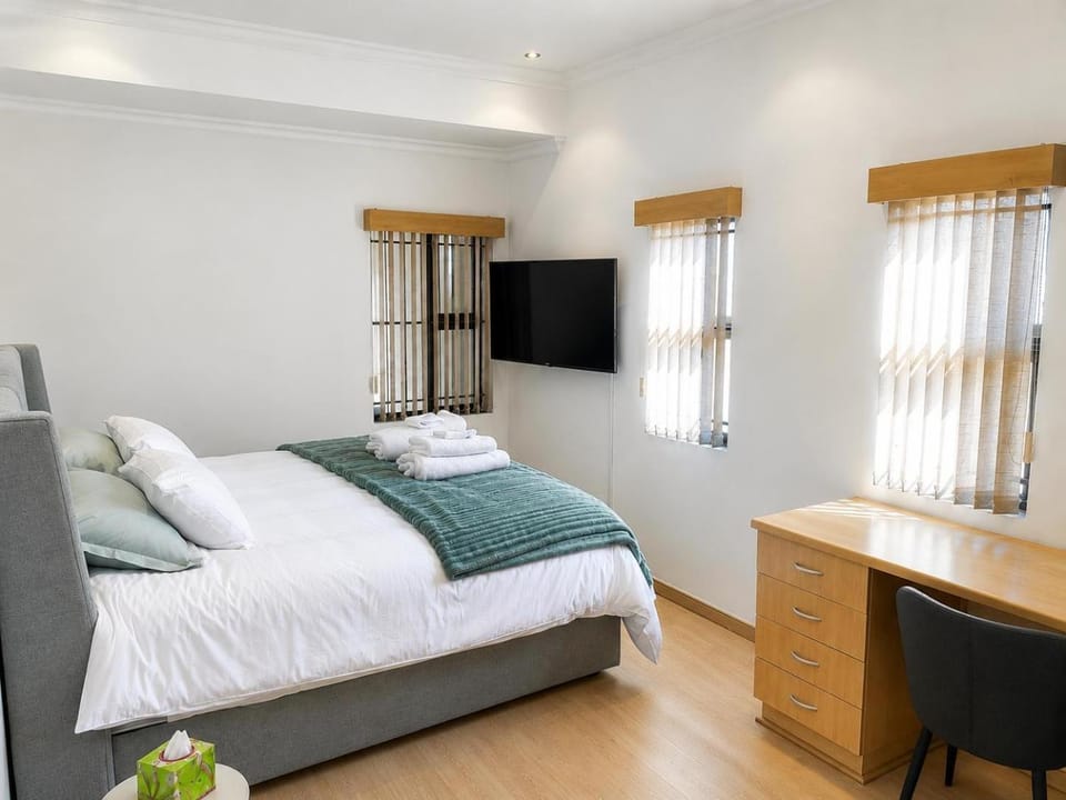 Bed, TV and multimedia, Bedroom