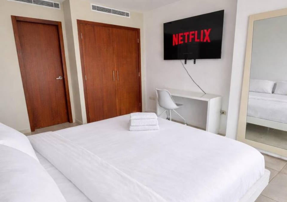 Communal lounge/ TV room, Bed, TV and multimedia, Photo of the whole room, Evening entertainment, Bedroom, towels, wardrobe, air conditioner