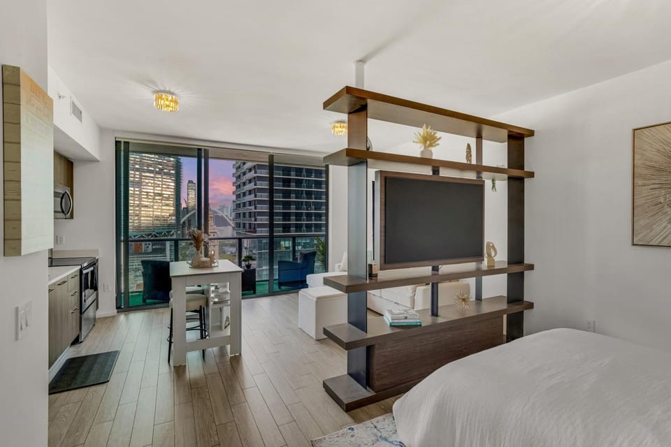 Azure Miami - Studio Apartment with Stunning City & Bay Views! Apartment in Miami
