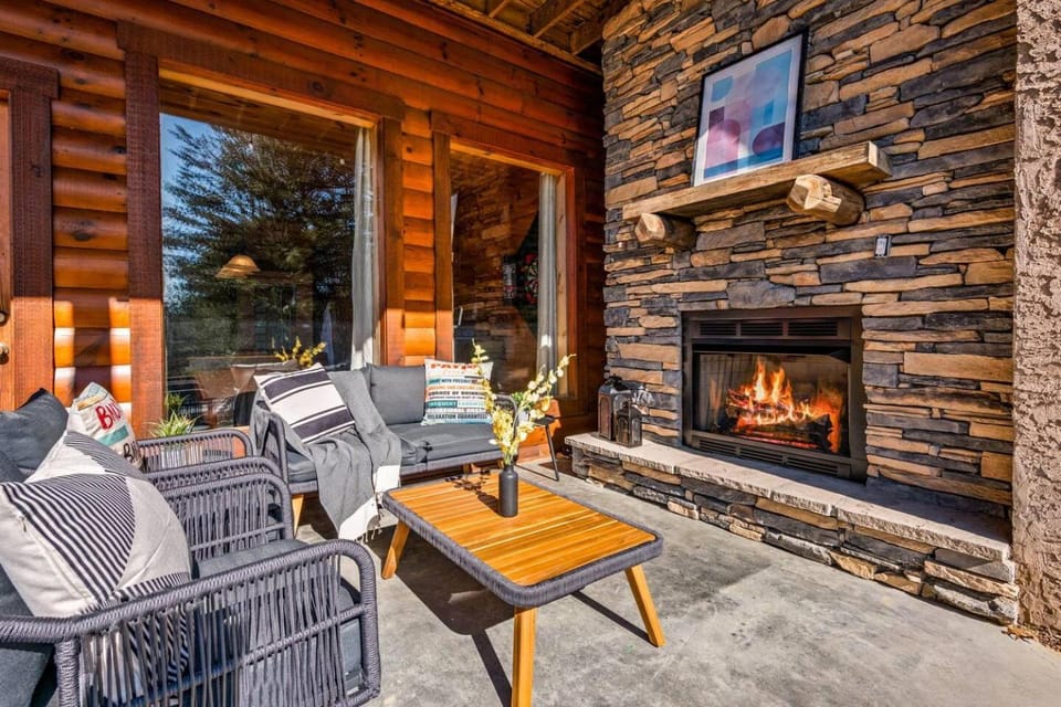 Seating area, fireplace