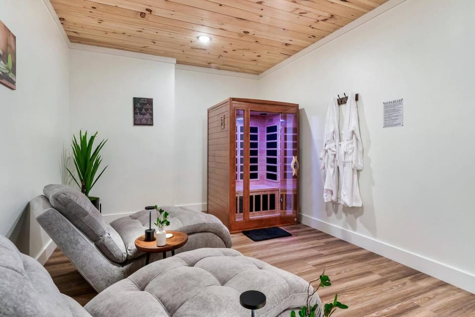BEST LOCATION!Views!Hot Tub!Sauna!Firepit!Theater House in Sevierville