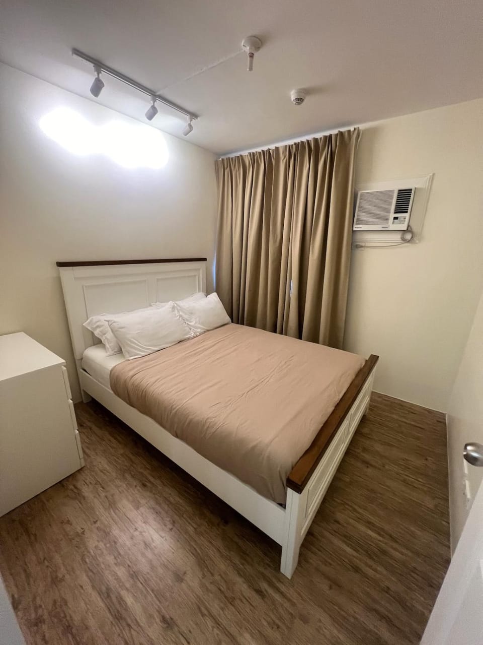 Bed, Bedroom, wardrobe, air conditioner