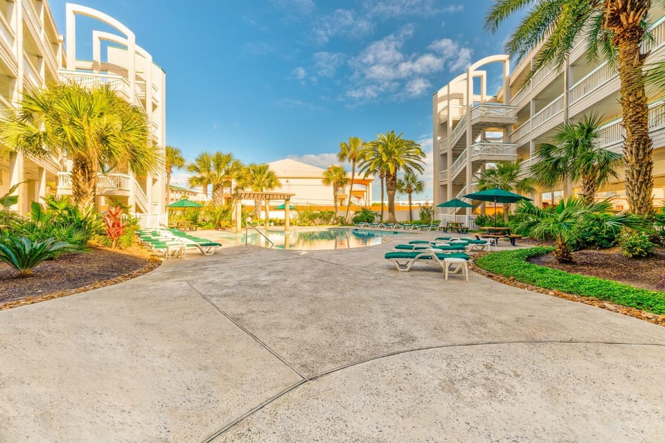 Beachfront and Panaromic Ocean View Family Retreat on Seawall - Casa Del Mar 257 Apartment hotel in Galveston Island