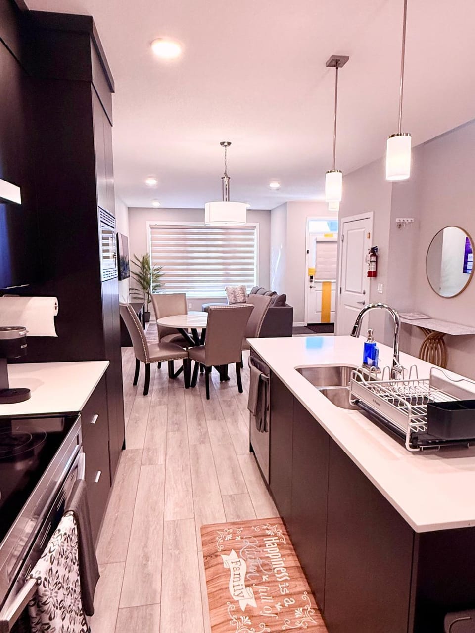 TV and multimedia, Kitchen or kitchenette, Dining area, oven, stove
