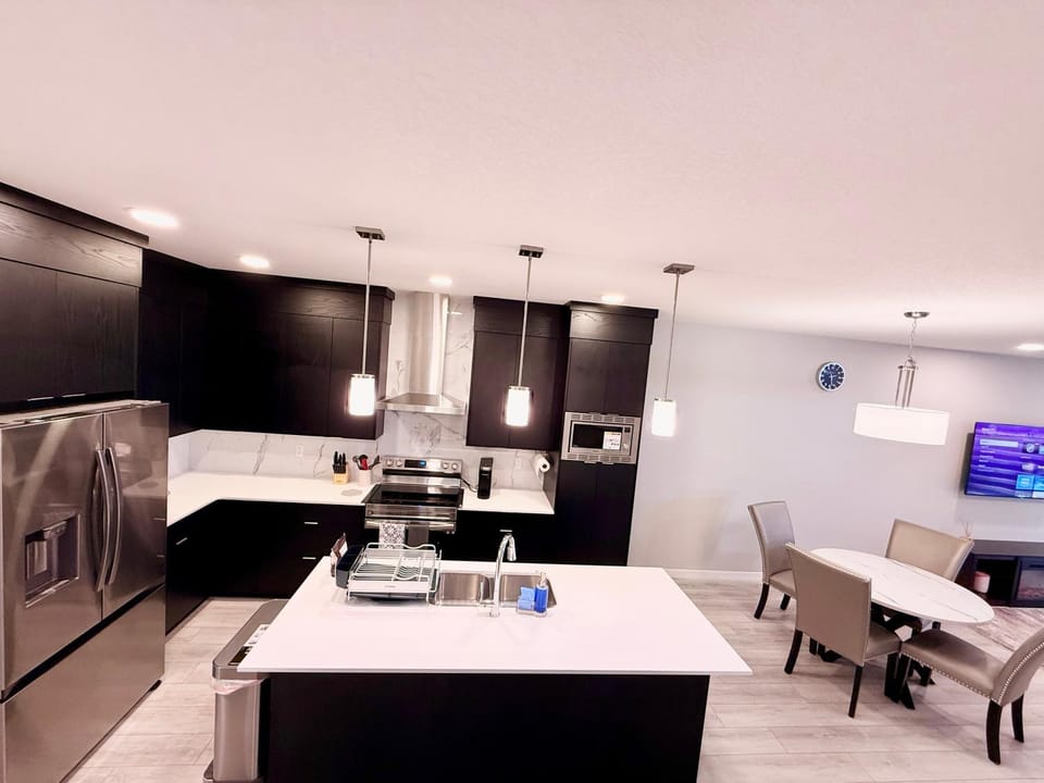 Kitchen or kitchenette, Dining area, oven, stove