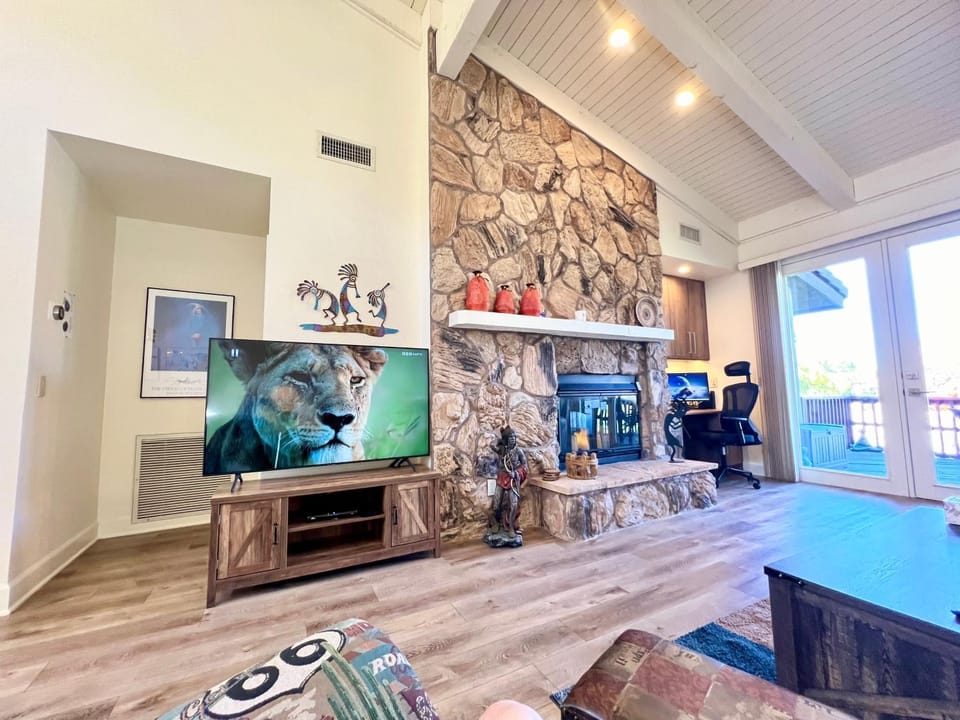 TV and multimedia, Living room, Evening entertainment