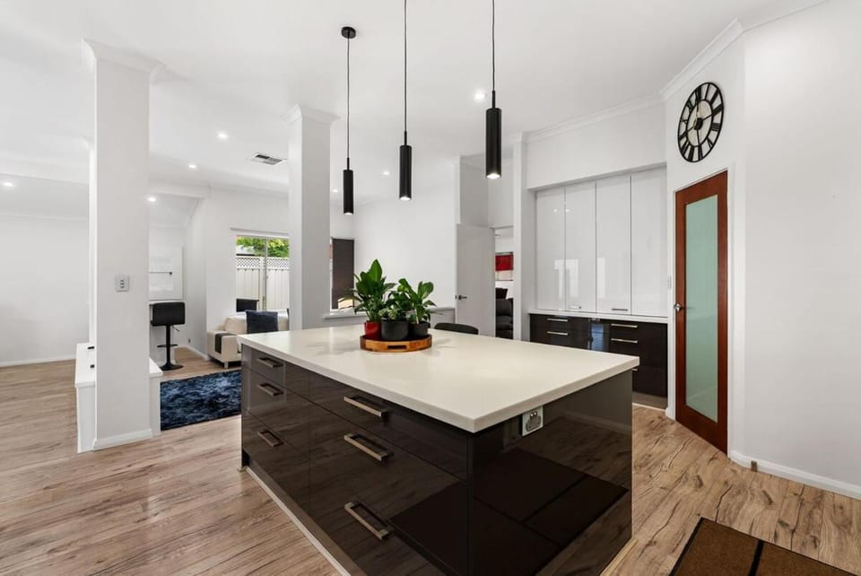 Vic Park Central - Modern Luxury Retreat House in Perth