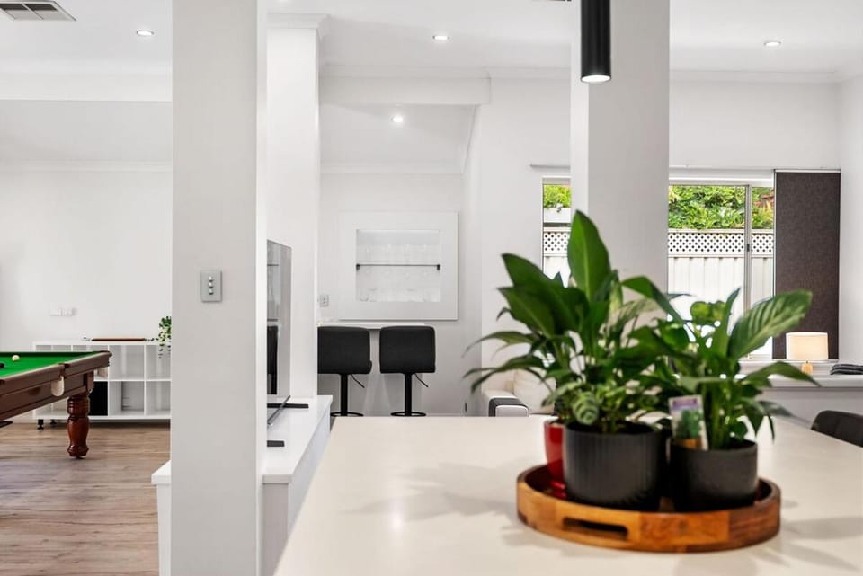 Vic Park Central - Modern Luxury Retreat House in Perth