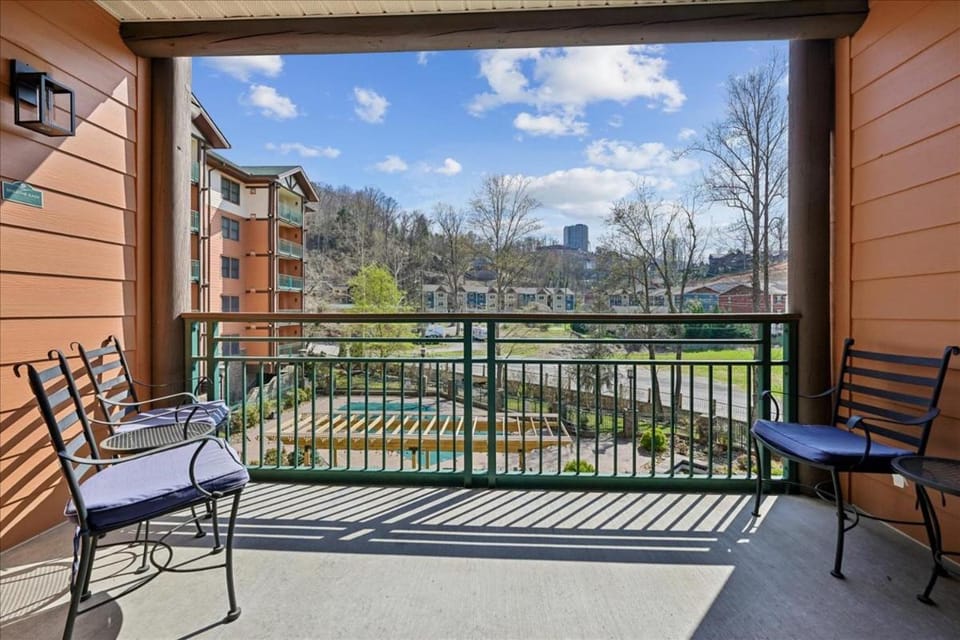 Day, Balcony/Terrace, Seating area, City view, Pool view, Swimming pool
