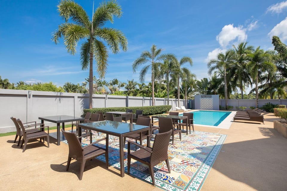 Dining area, Swimming pool