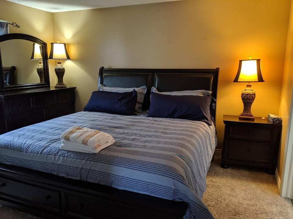 Doctors Lounge - An Executive Home in Niagara House in Saint Catharines