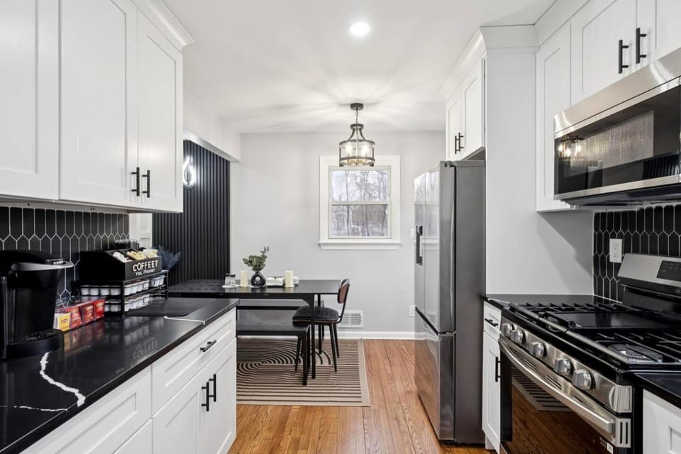 Elegant 4BR Stay near Hospitals & Colleges +B/Yard - Holiday Home House in Hamilton Township