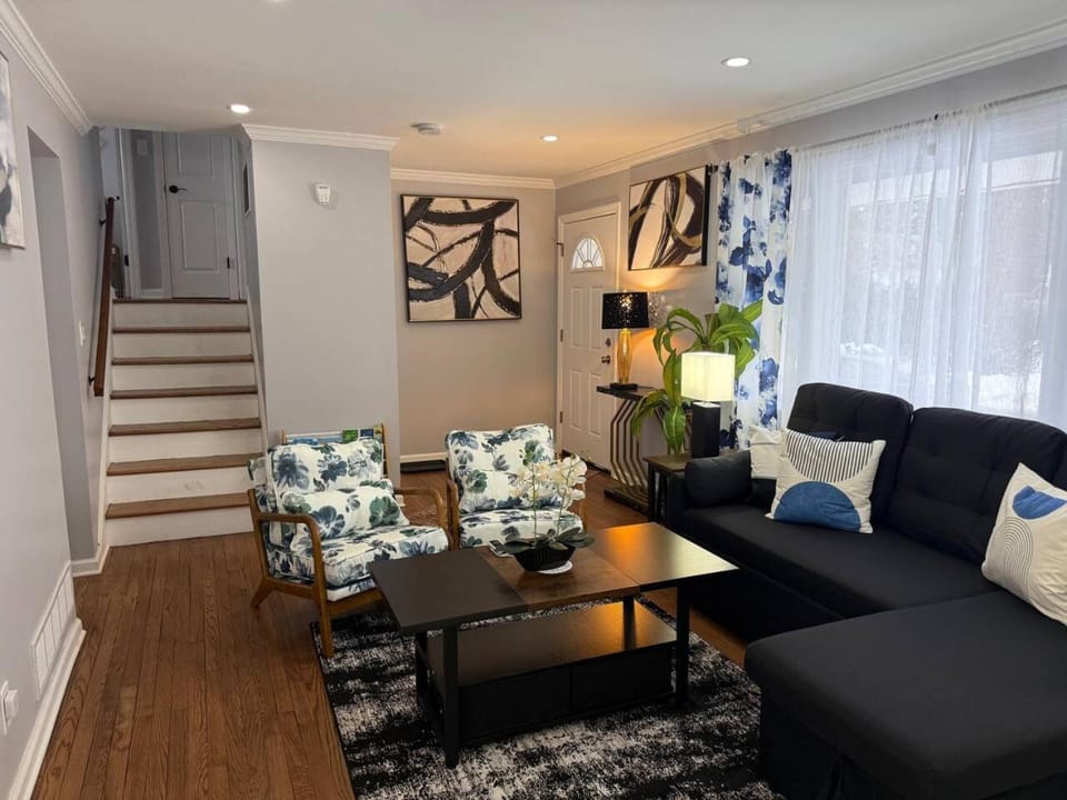 Elegant 4BR Stay near Hospitals & Colleges +B/Yard - Holiday Home House in Hamilton Township