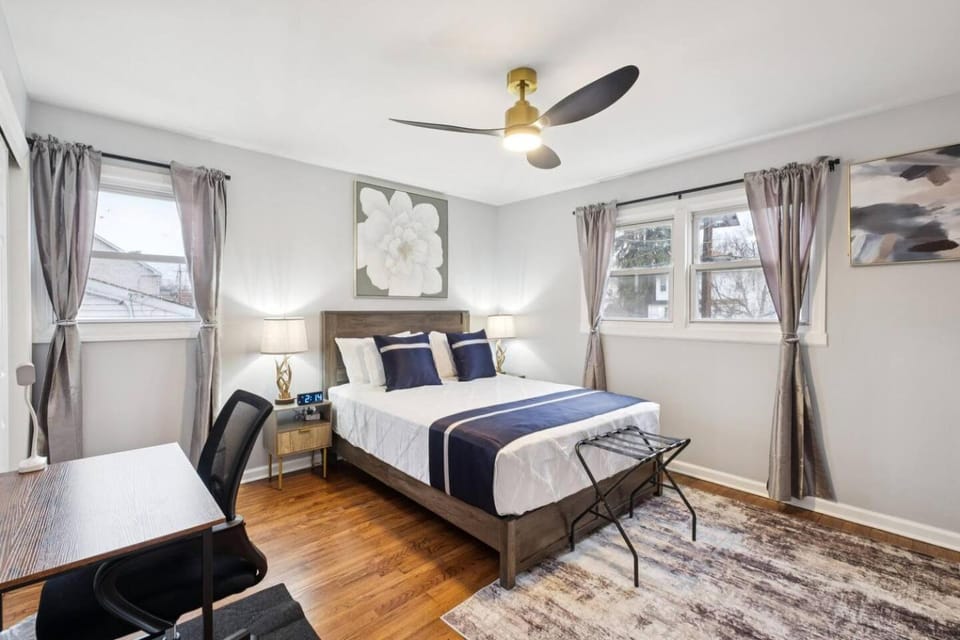 Elegant 4BR Stay near Hospitals & Colleges +B/Yard - Holiday Home House in Hamilton Township