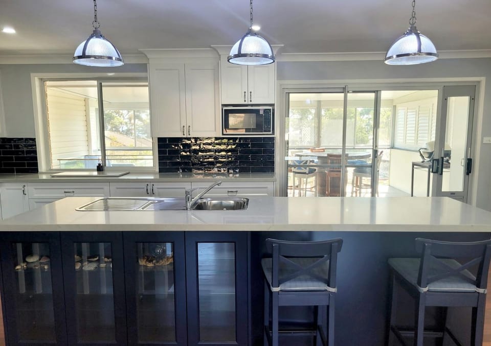 Seachange by Book Jervis Bay- water views and outdoor entertaining area - Free Wifi, Pet Friendly House in Vincentia