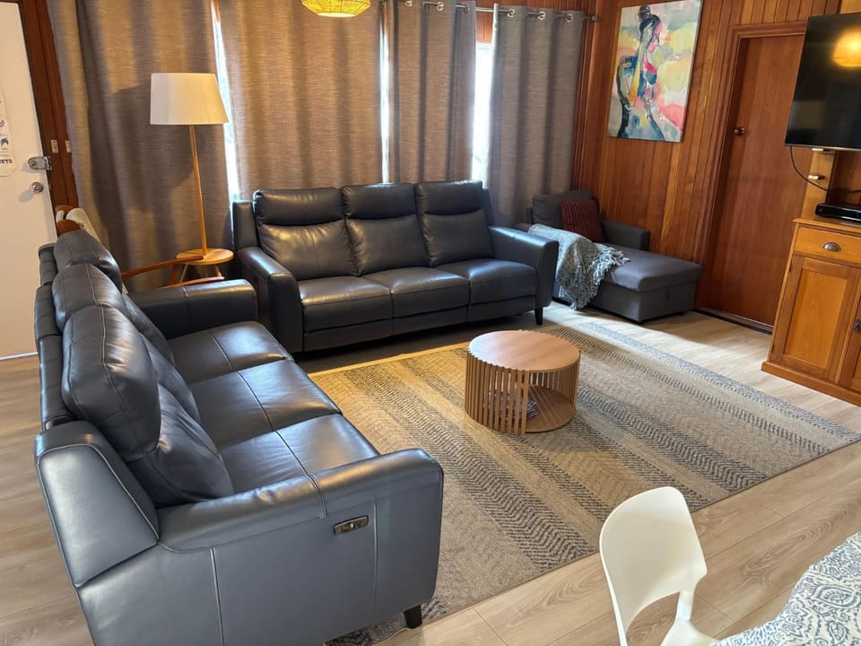 Husky Hangout by Book Jervis Bay - Close to everything - Pet Friendly House in Huskisson