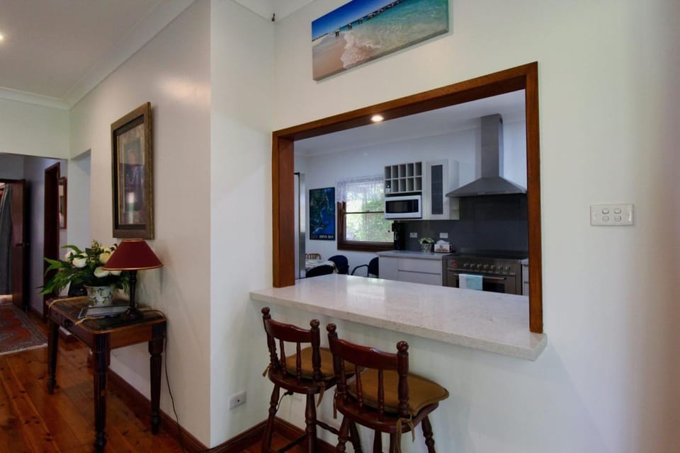 Burrill's Cedar Cottage by Book Jervis Bay - Walking Distance to Water House in Huskisson