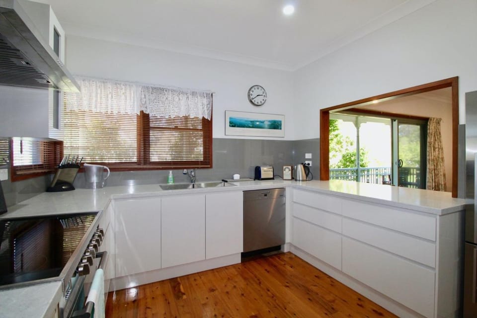 Burrill's Cedar Cottage by Book Jervis Bay - Walking Distance to Water House in Huskisson