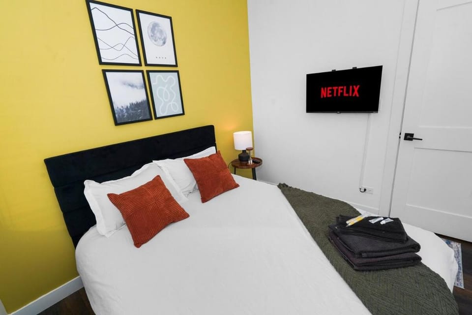 Chicago 4BR South Loop with Rooftop and Gym Near McCormick Place Apartment in South Loop