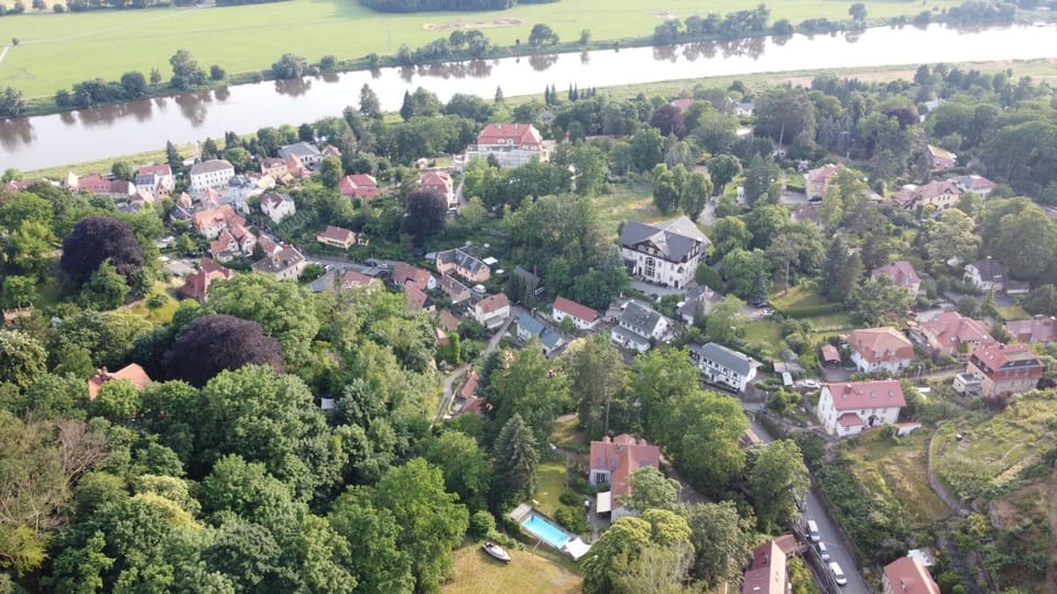 Villa mit Pool im Park Wachwitzgrund - Große Ferienwohnung in EG der Villa Apartment in Dresden