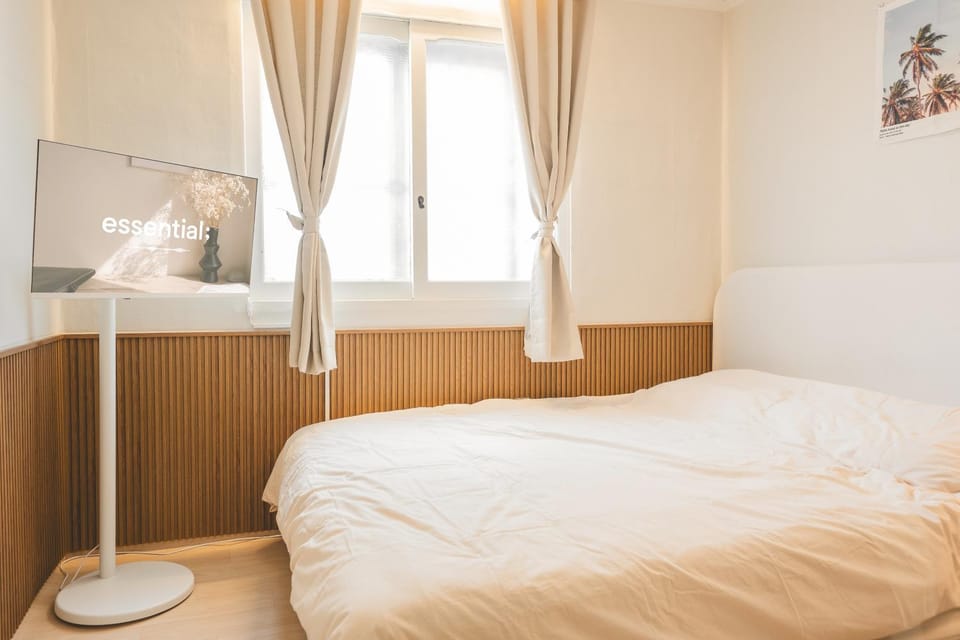 Bed, TV and multimedia, Bedroom
