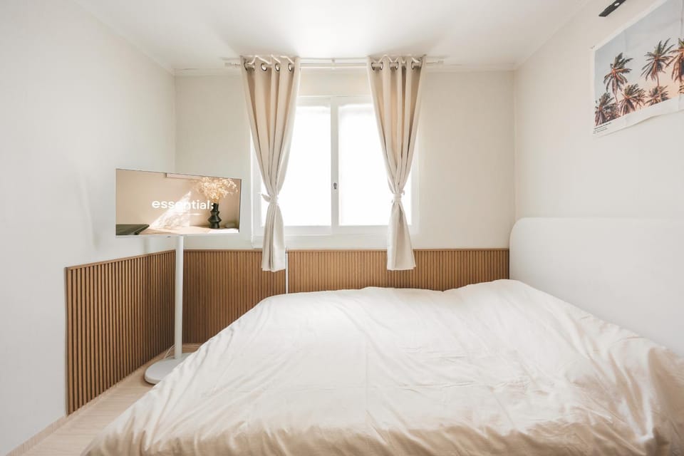 Bed, TV and multimedia, Bedroom
