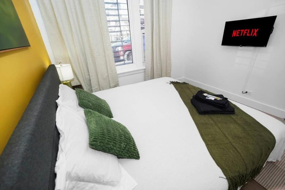 Chicago 3BR King Beds Sleeps 8 Near Humboldt Park Apartment in Chicago