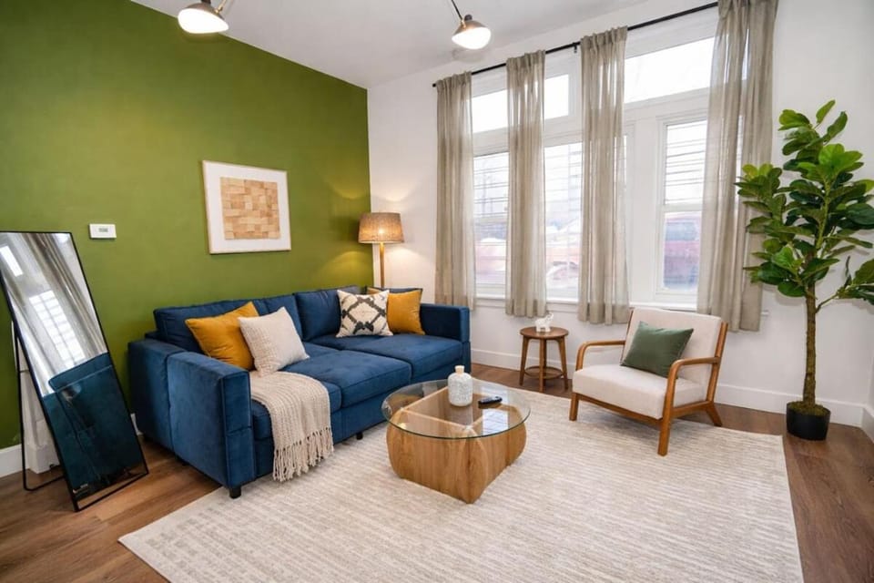 Chicago 3BR King Beds Sleeps 8 Near Humboldt Park Apartment in Chicago