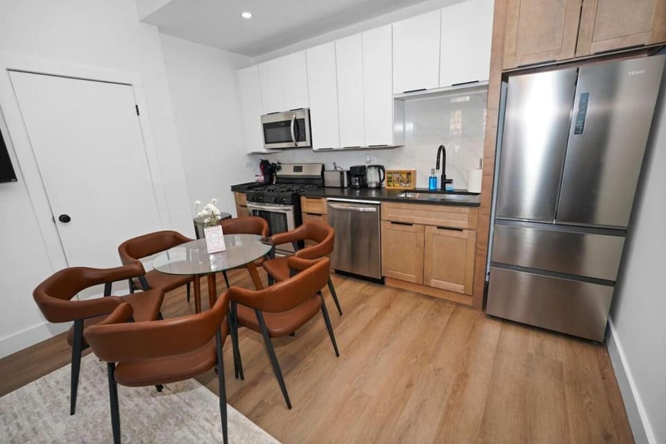 Chicago 3BR King Beds Sleeps 8 Near Humboldt Park Apartment in Chicago